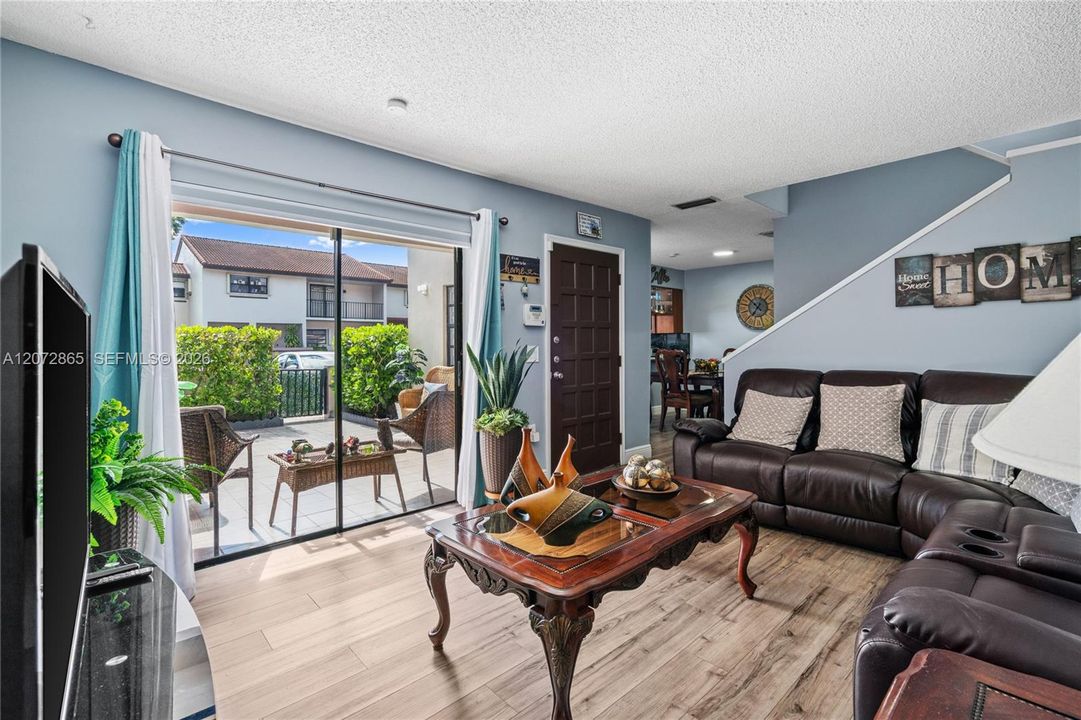 На продажу: $360,000 (2 спален, 2 ванн, 1020 Квадратных фут)