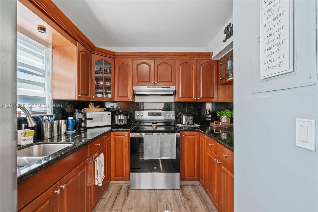 На продажу: $360,000 (2 спален, 2 ванн, 1020 Квадратных фут)