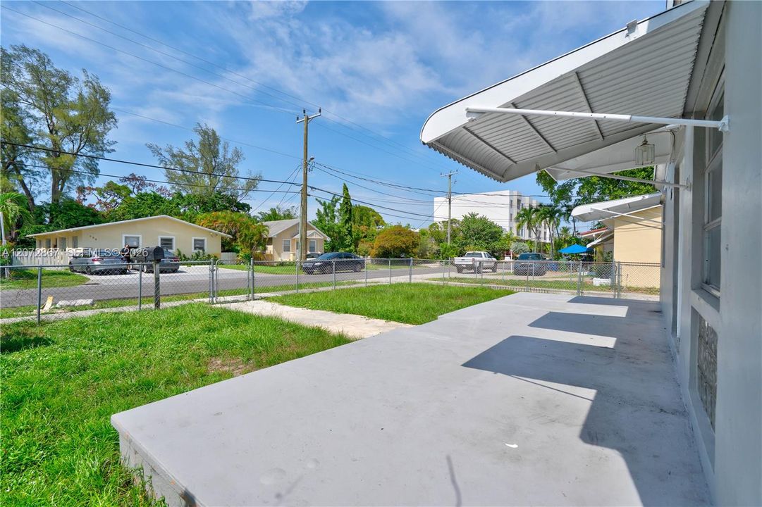 For Rent: $2,400 (2 beds, 1 baths, 947 Square Feet)