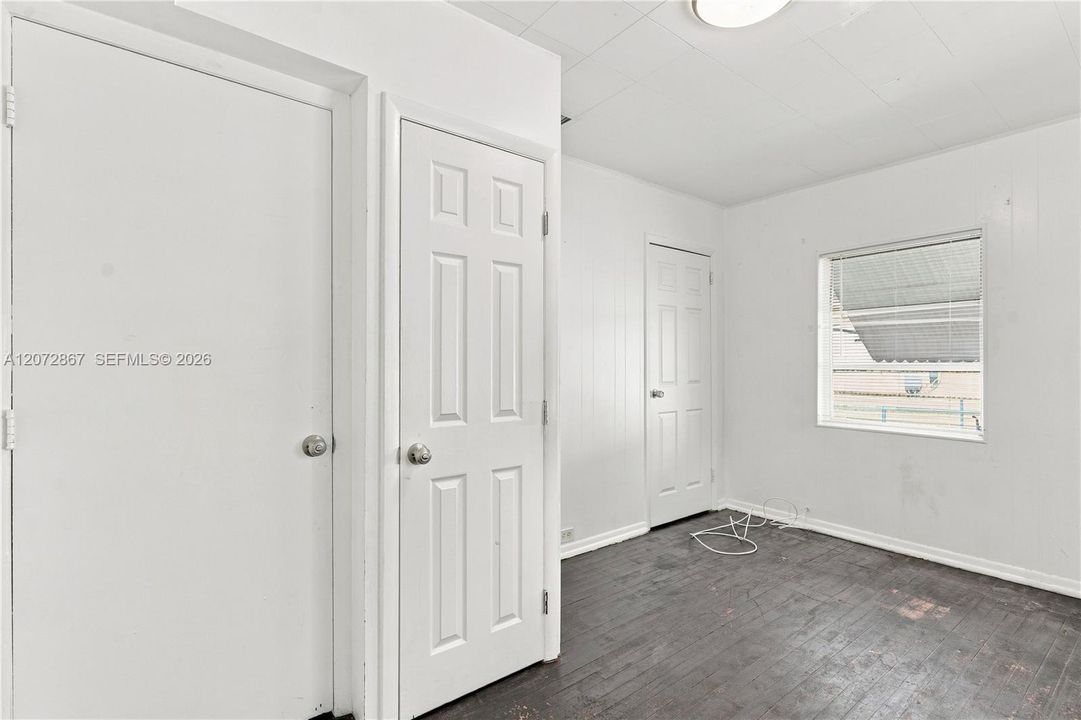 For Rent: $2,400 (2 beds, 1 baths, 947 Square Feet)