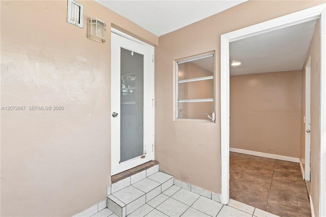 For Rent: $2,400 (2 beds, 1 baths, 947 Square Feet)