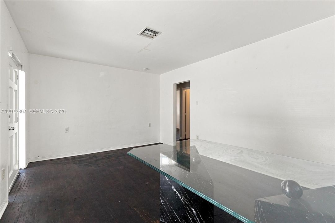 For Rent: $2,400 (2 beds, 1 baths, 947 Square Feet)