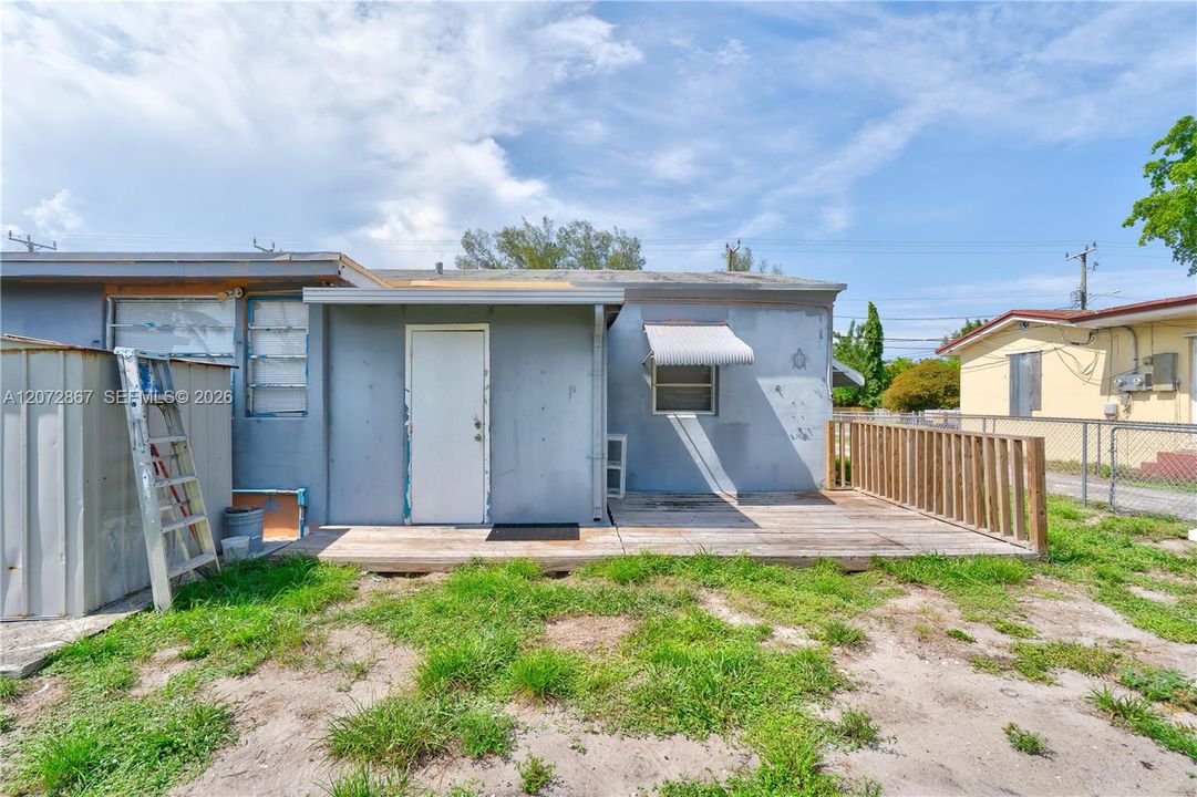 For Rent: $2,400 (2 beds, 1 baths, 947 Square Feet)