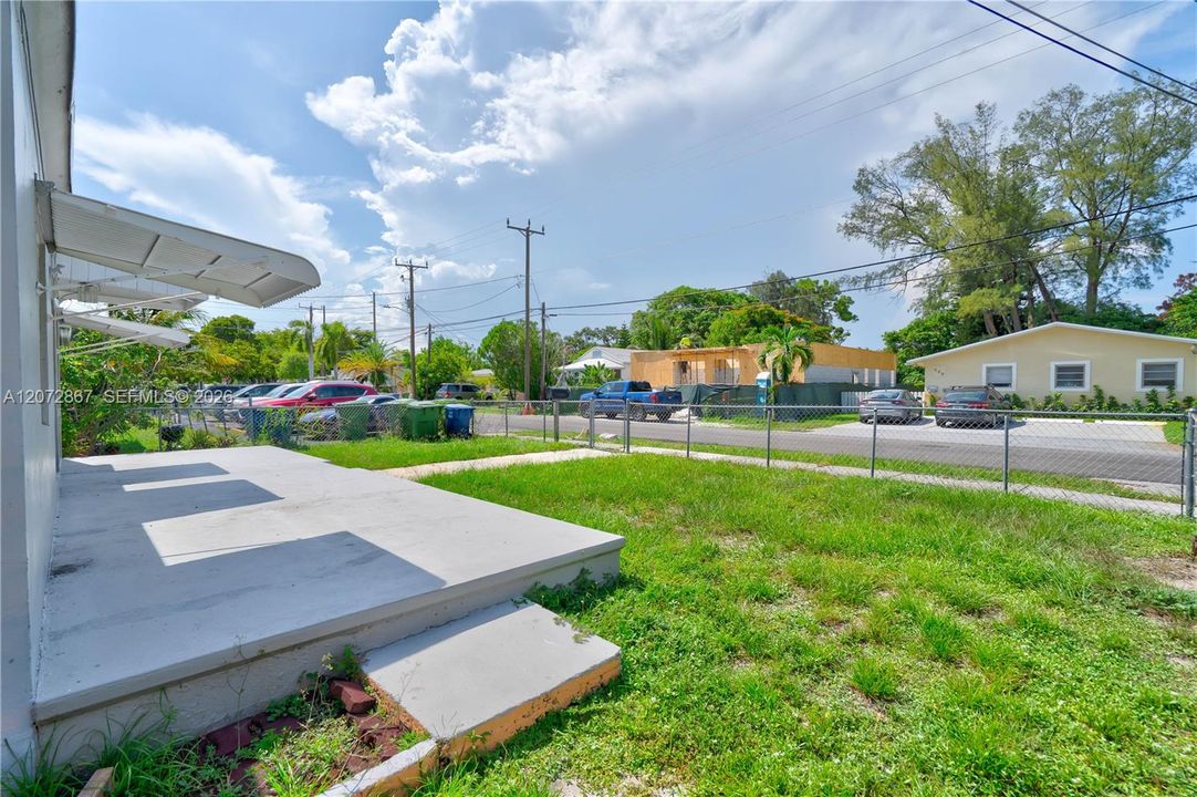 For Rent: $2,400 (2 beds, 1 baths, 947 Square Feet)
