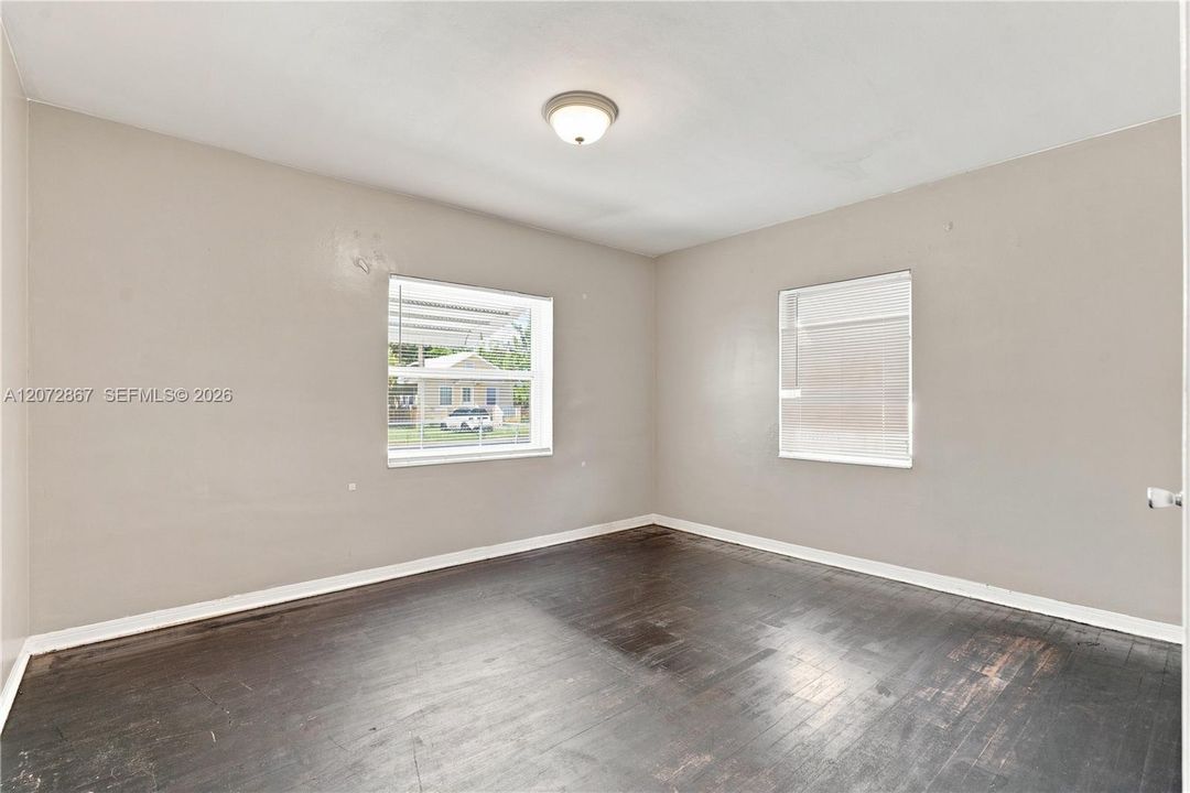 For Rent: $2,400 (2 beds, 1 baths, 947 Square Feet)