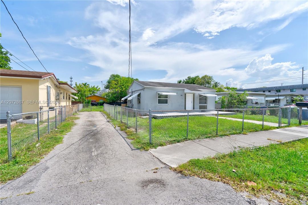 For Rent: $2,400 (2 beds, 1 baths, 947 Square Feet)