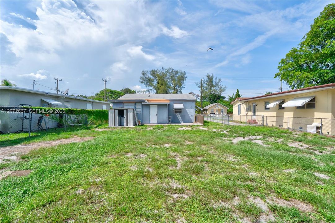 For Rent: $2,400 (2 beds, 1 baths, 947 Square Feet)