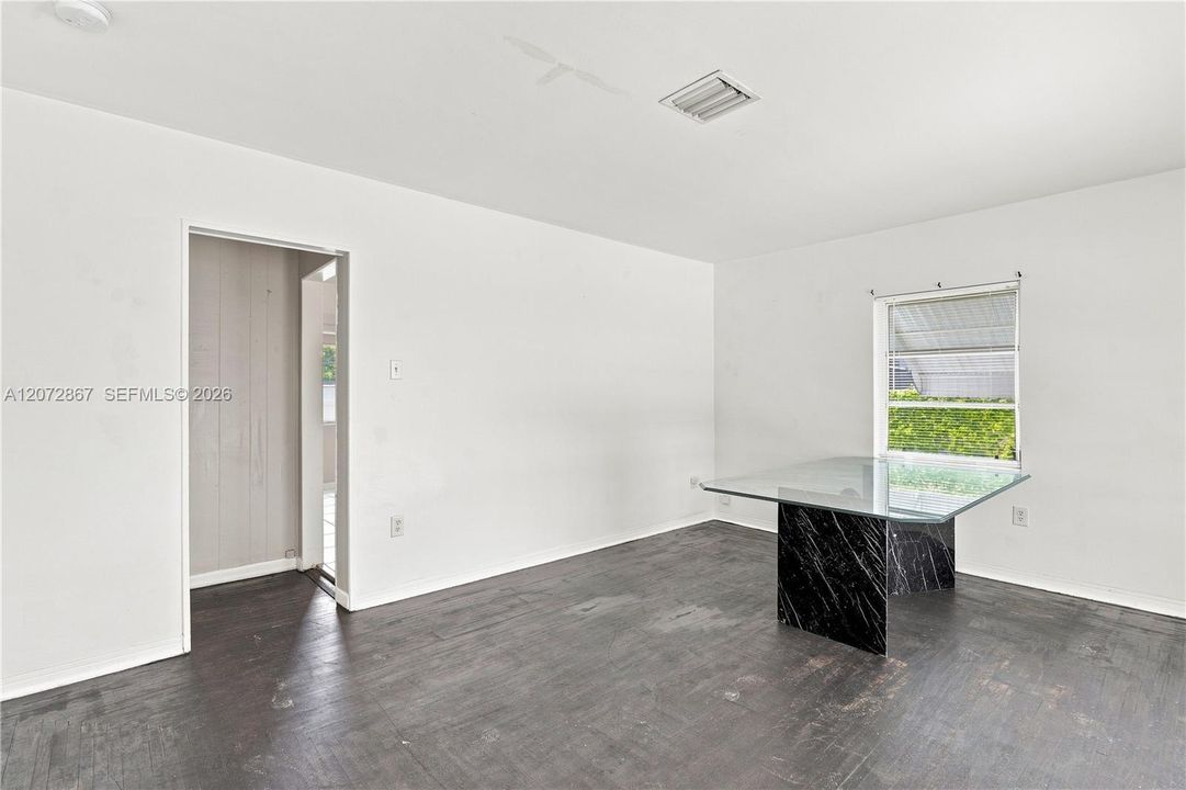 For Rent: $2,400 (2 beds, 1 baths, 947 Square Feet)