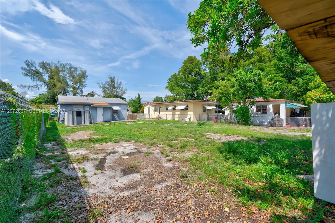 For Rent: $2,400 (2 beds, 1 baths, 947 Square Feet)