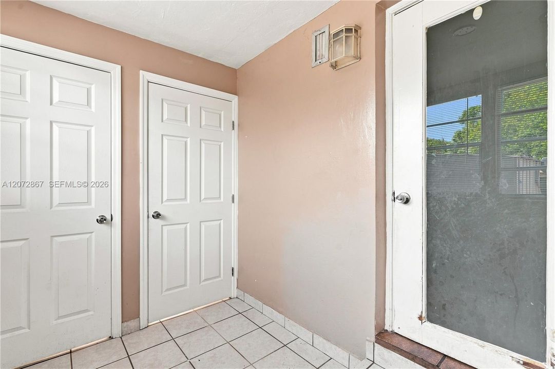 For Rent: $2,400 (2 beds, 1 baths, 947 Square Feet)