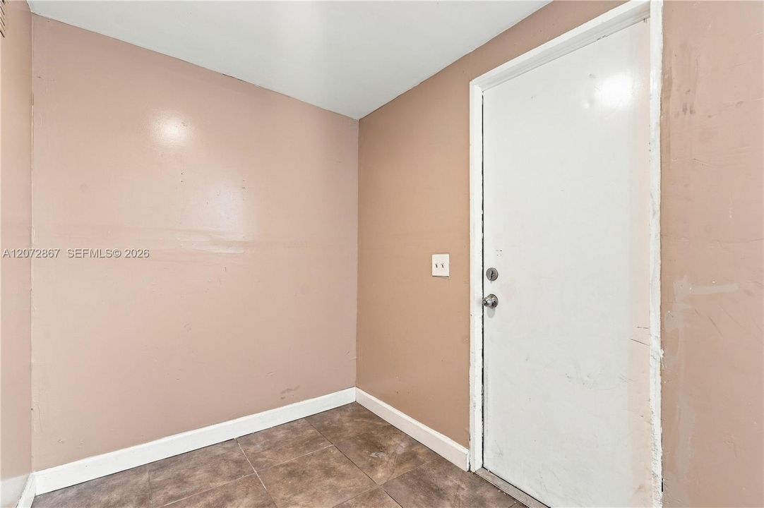 For Rent: $2,400 (2 beds, 1 baths, 947 Square Feet)