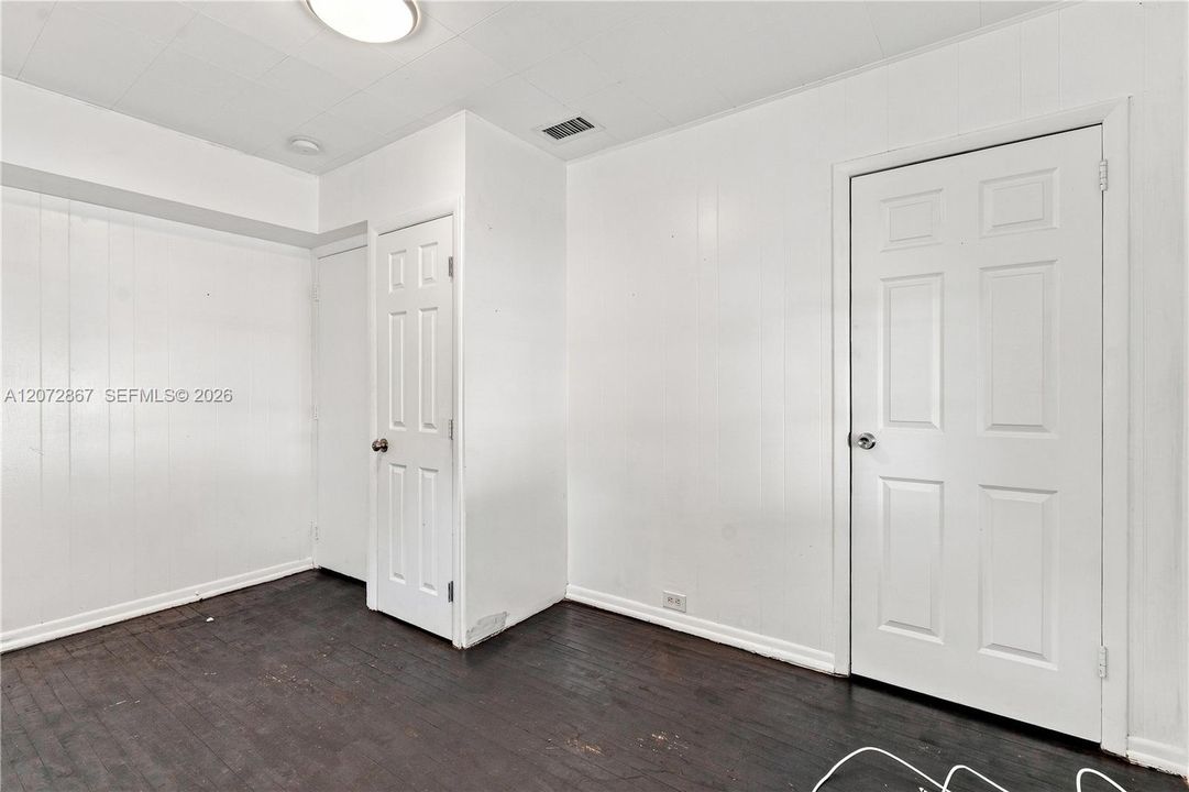 For Rent: $2,400 (2 beds, 1 baths, 947 Square Feet)
