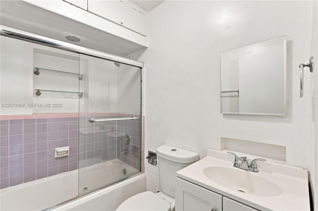 For Rent: $2,400 (2 beds, 1 baths, 947 Square Feet)
