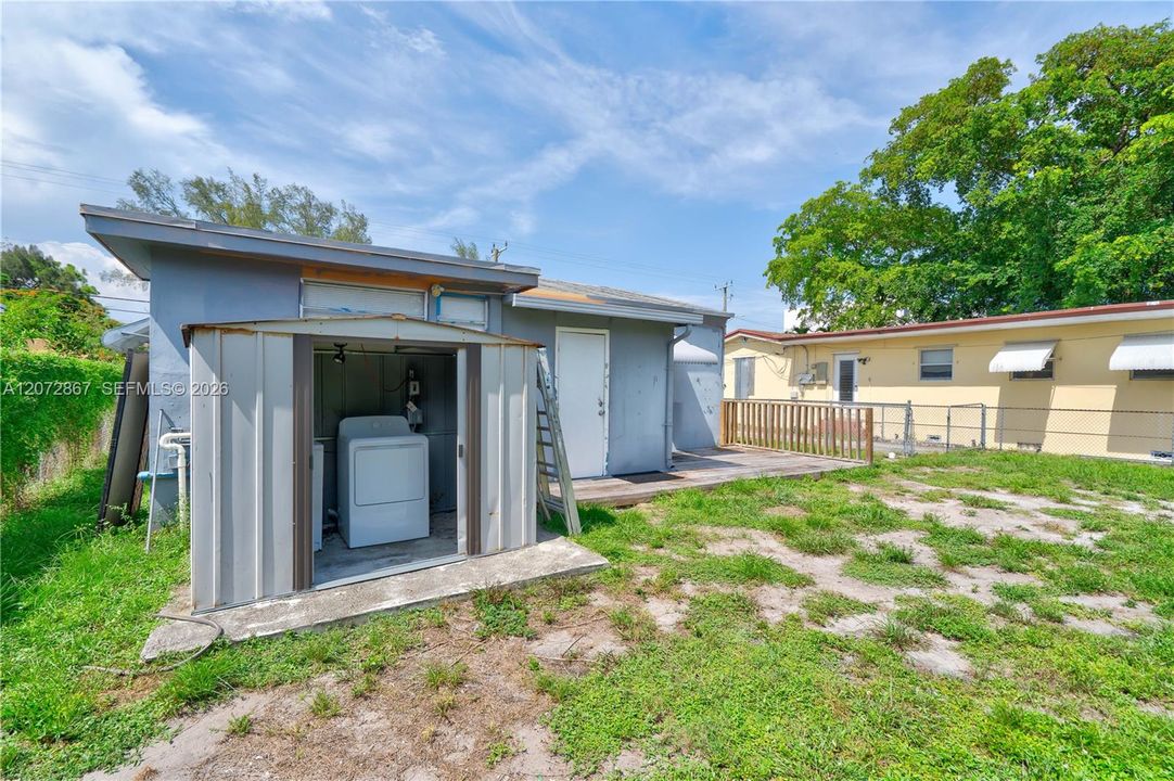 For Rent: $2,400 (2 beds, 1 baths, 947 Square Feet)