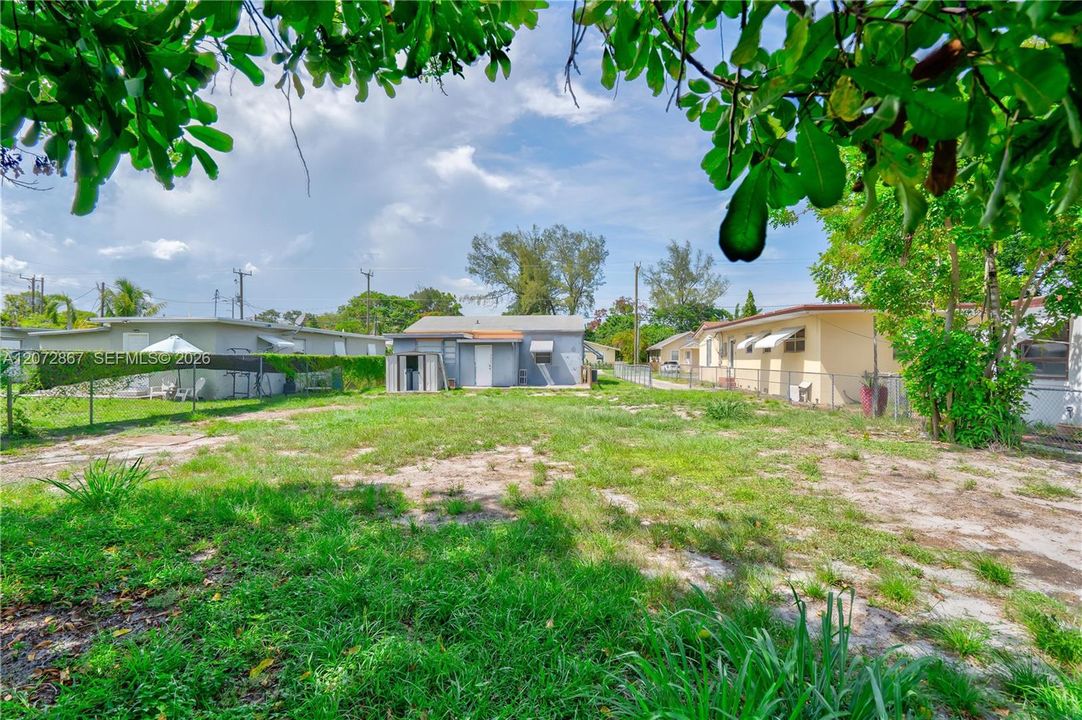 For Rent: $2,400 (2 beds, 1 baths, 947 Square Feet)