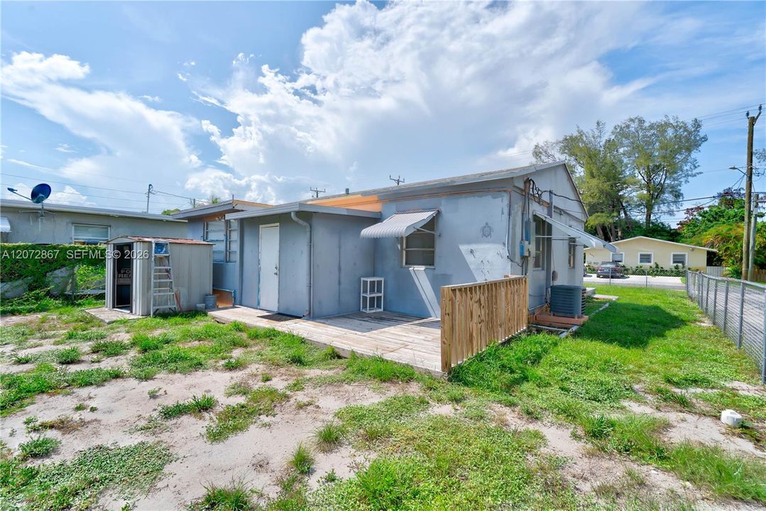 For Rent: $2,400 (2 beds, 1 baths, 947 Square Feet)