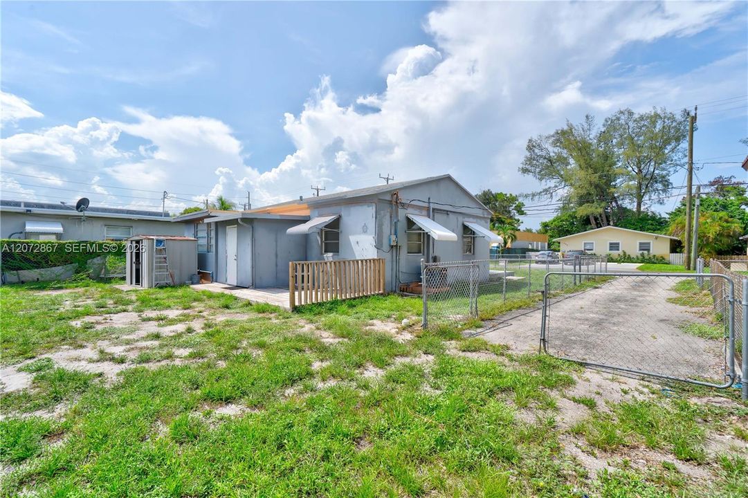 For Rent: $2,400 (2 beds, 1 baths, 947 Square Feet)