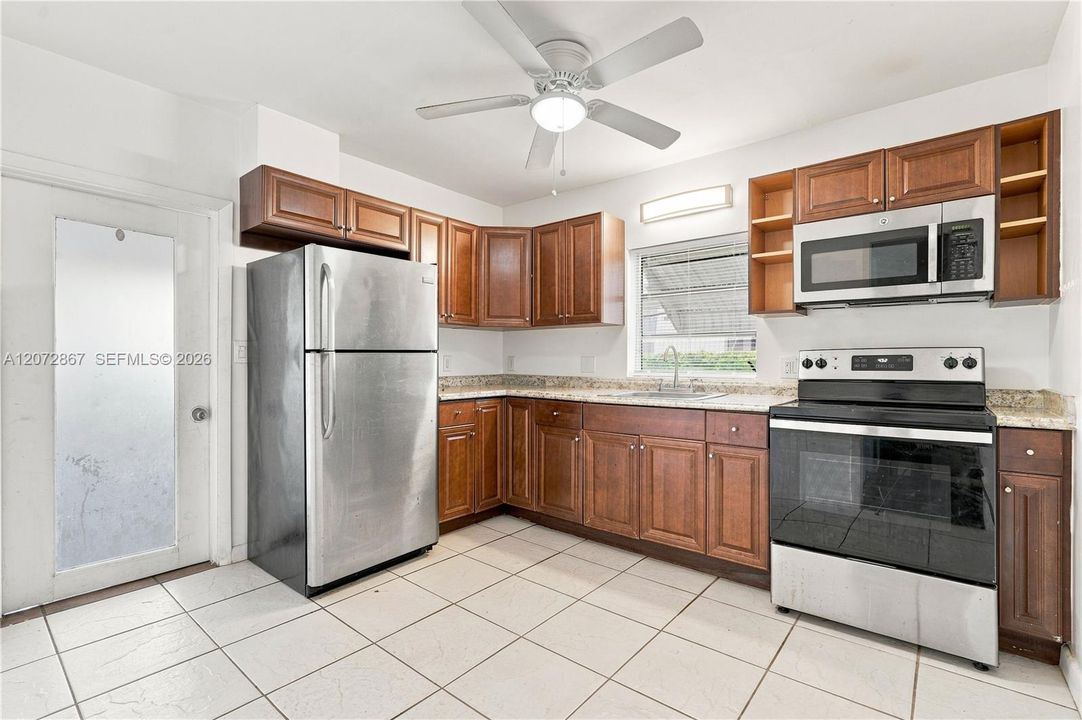 For Rent: $2,400 (2 beds, 1 baths, 947 Square Feet)