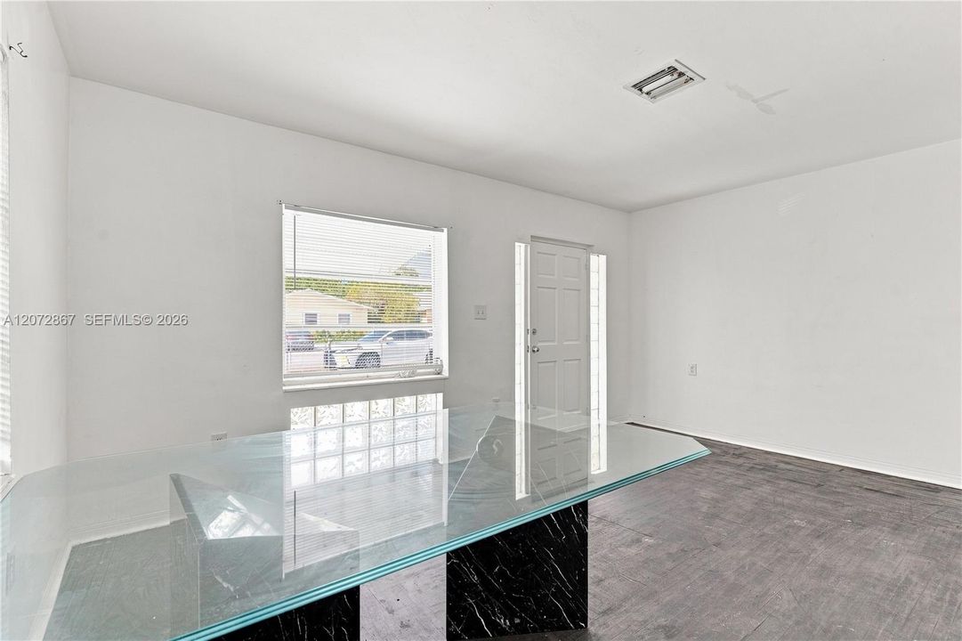 For Rent: $2,400 (2 beds, 1 baths, 947 Square Feet)