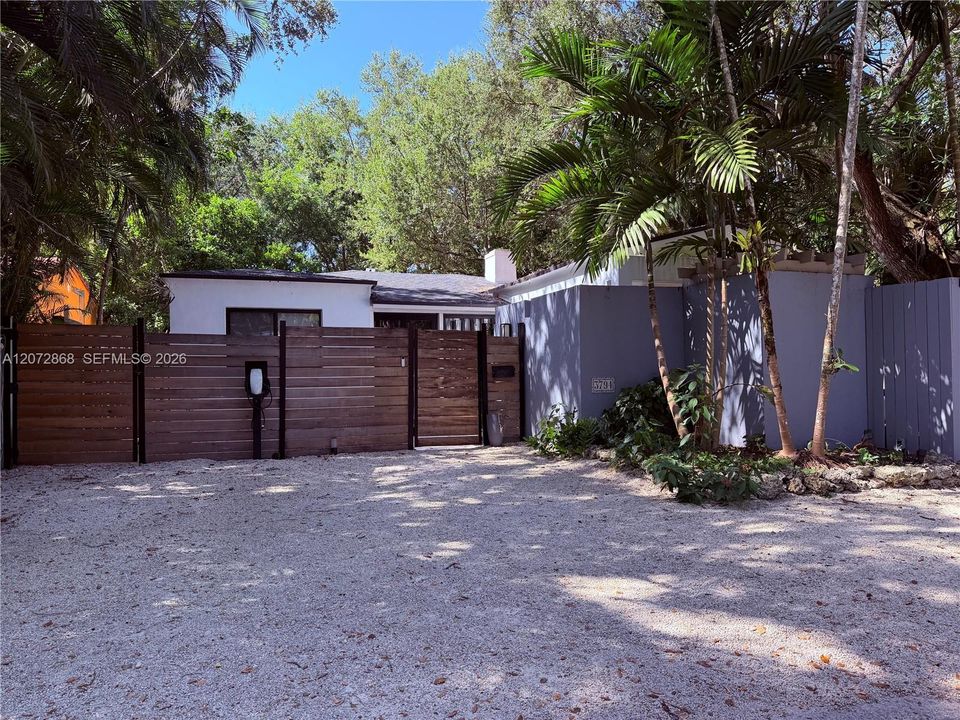 Active With Contract: $2,085,000 (4 beds, 2 baths, 1796 Square Feet)