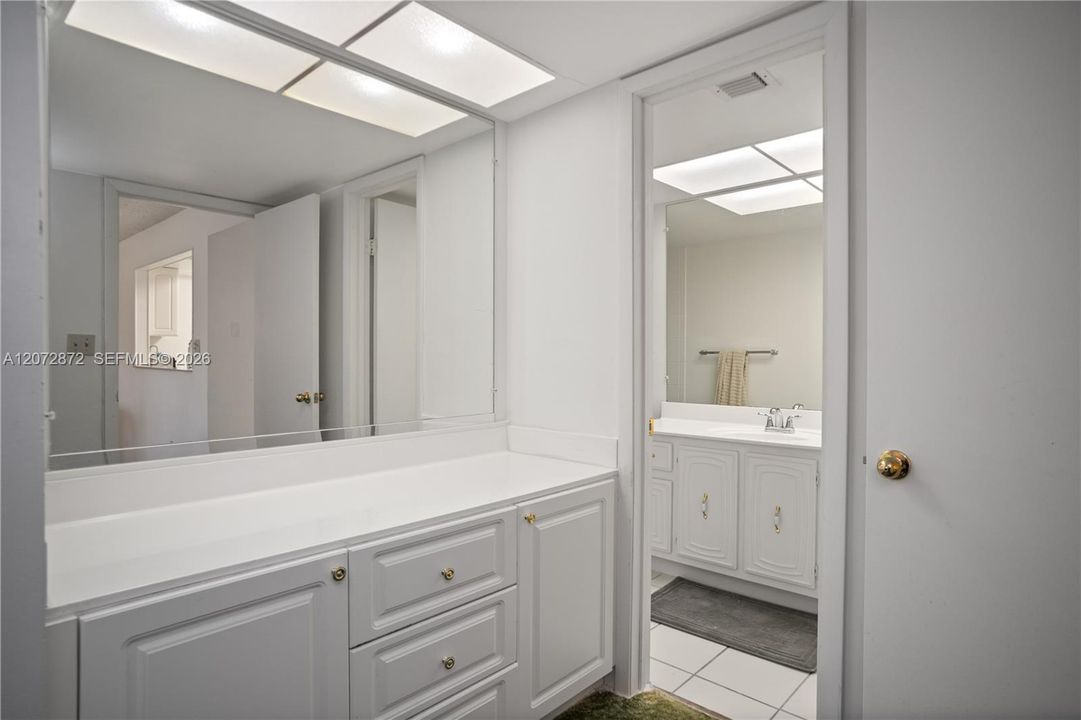 For Sale: $179,900 (2 beds, 2 baths, 1200 Square Feet)