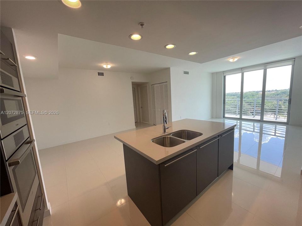 В аренду: $3,100 (2 спален, 2 ванн, 1066 Квадратных фут)