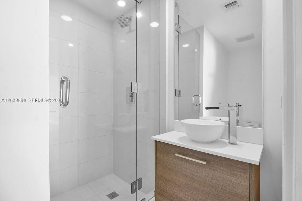Active With Contract: $5,900 (2 beds, 3 baths, 1198 Square Feet)