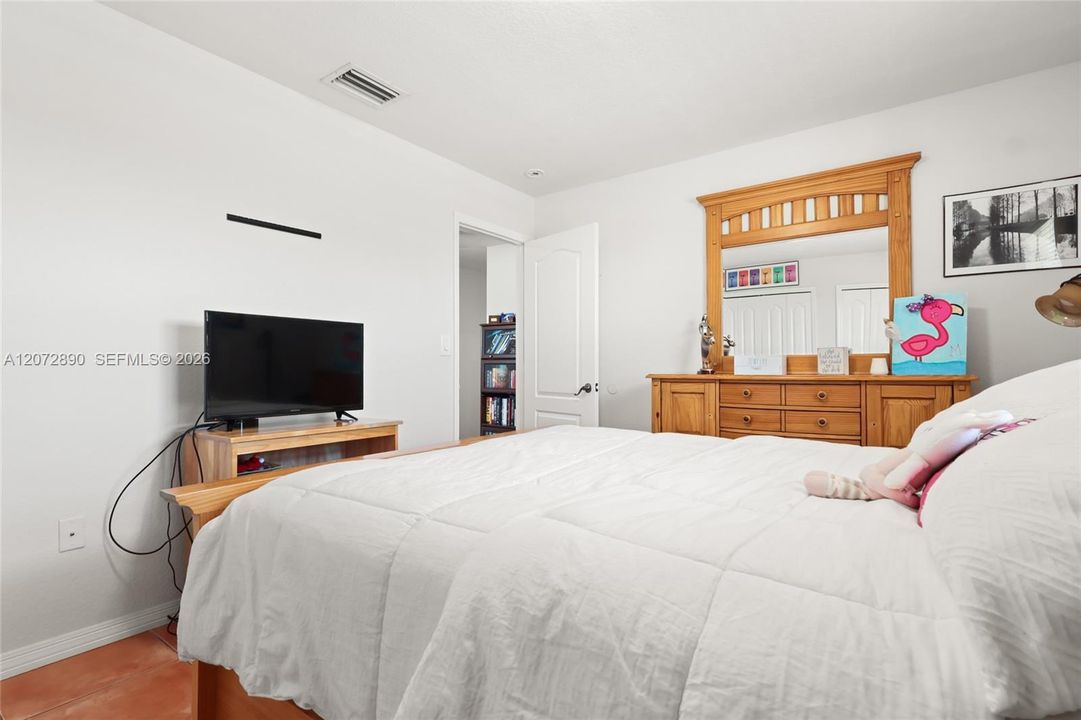 En Venta: $1,100,000 (5 camas, 3 baños, 2812 Pies cuadrados)