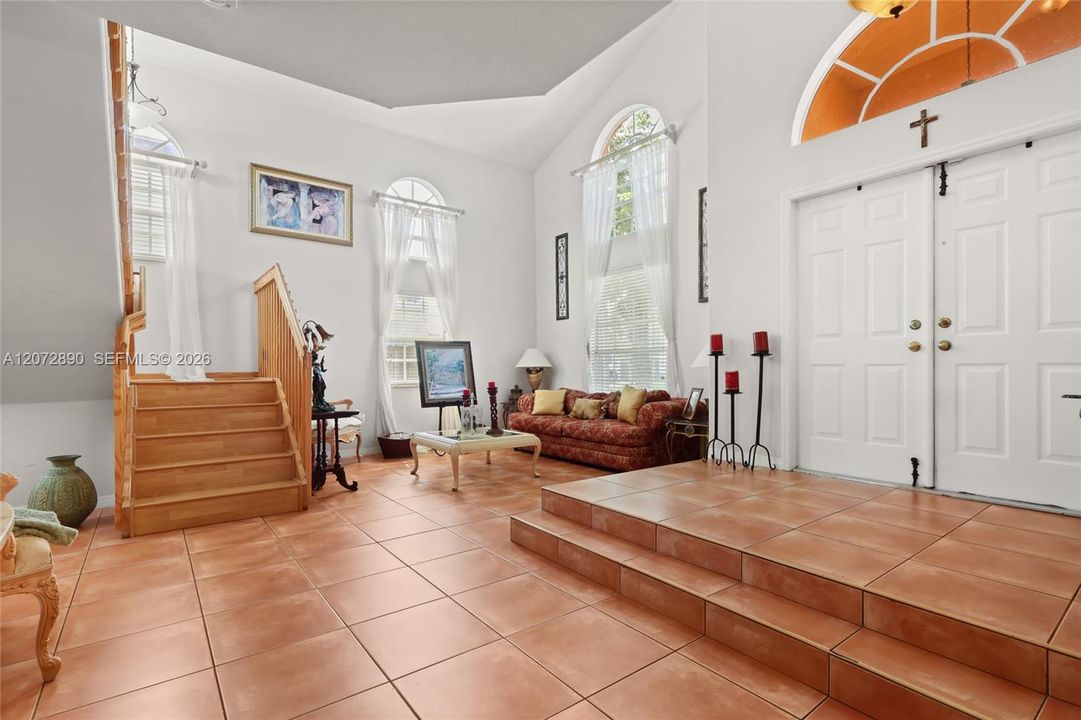 En Venta: $1,100,000 (5 camas, 3 baños, 2812 Pies cuadrados)