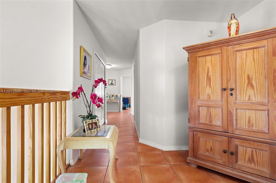 En Venta: $1,100,000 (5 camas, 3 baños, 2812 Pies cuadrados)