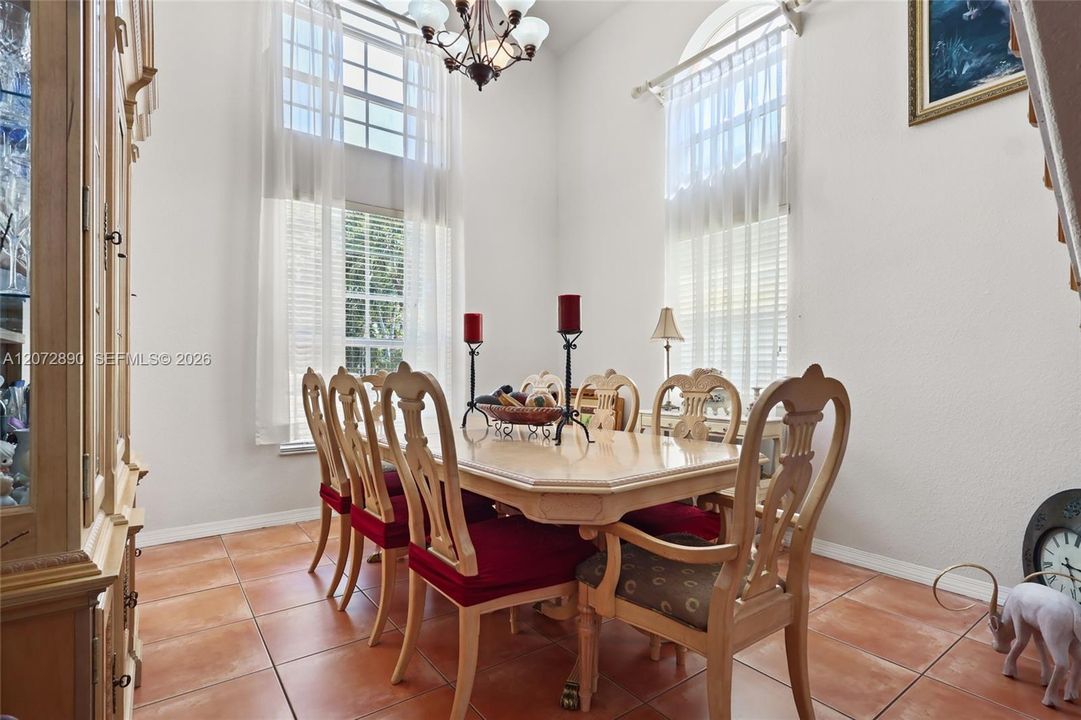 En Venta: $1,100,000 (5 camas, 3 baños, 2812 Pies cuadrados)