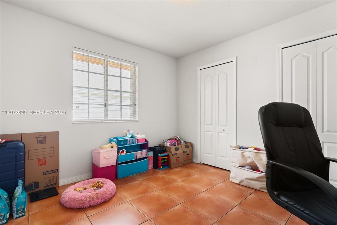 En Venta: $1,100,000 (5 camas, 3 baños, 2812 Pies cuadrados)