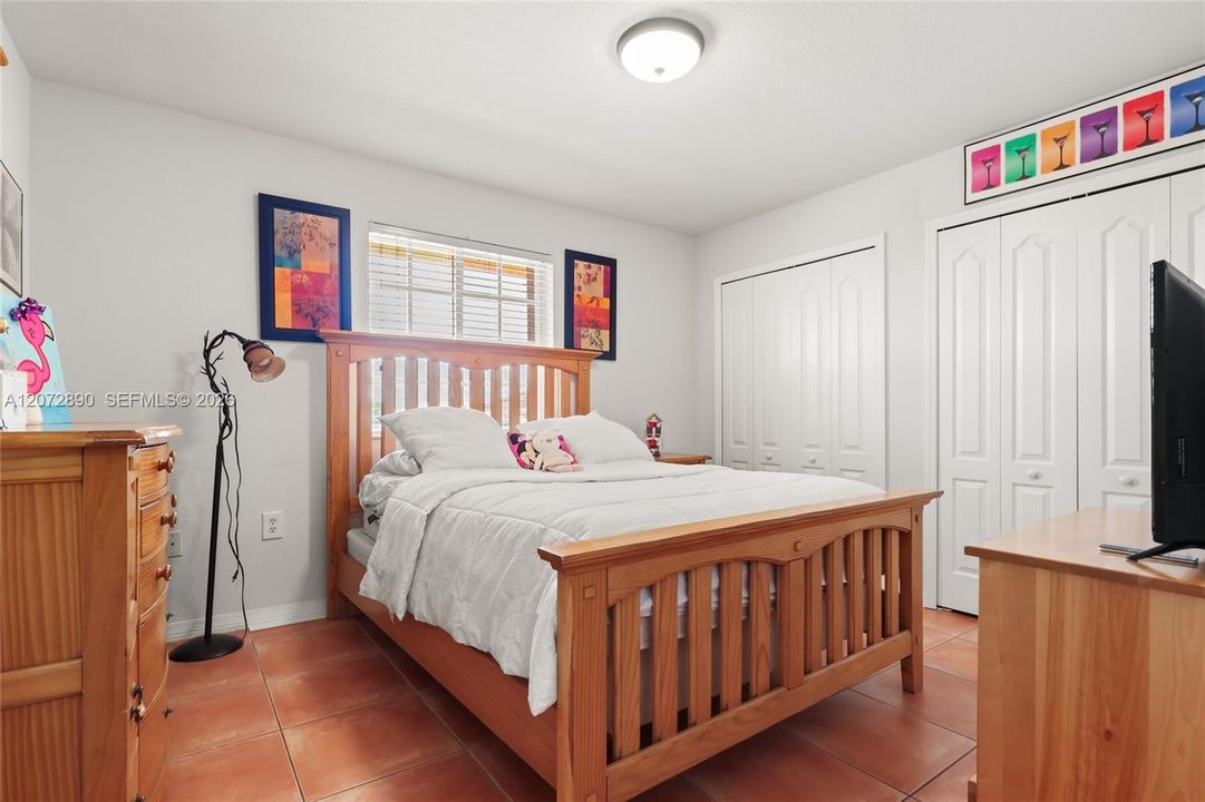 En Venta: $1,100,000 (5 camas, 3 baños, 2812 Pies cuadrados)