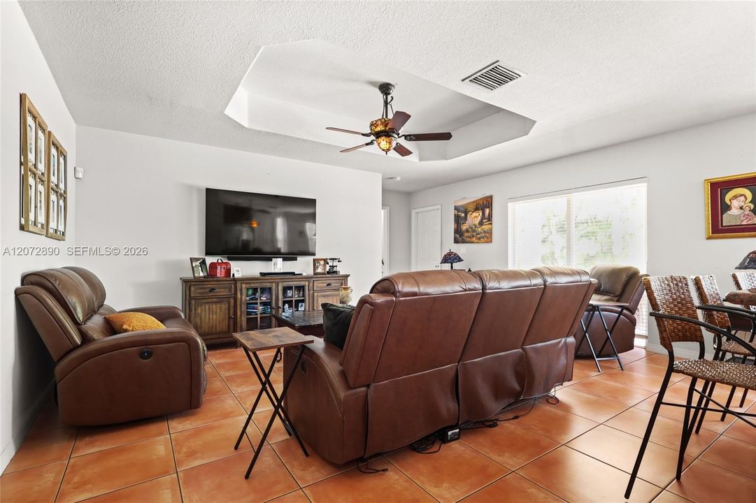 En Venta: $1,100,000 (5 camas, 3 baños, 2812 Pies cuadrados)