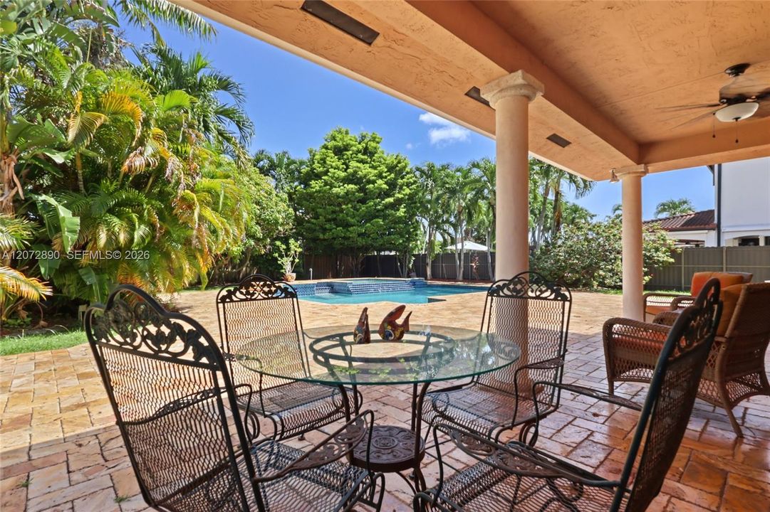 En Venta: $1,100,000 (5 camas, 3 baños, 2812 Pies cuadrados)