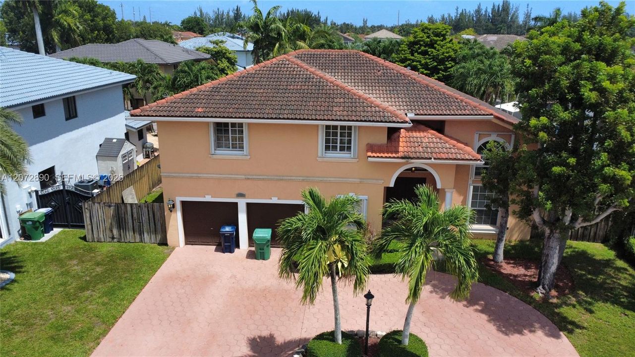 En Venta: $1,100,000 (5 camas, 3 baños, 2812 Pies cuadrados)