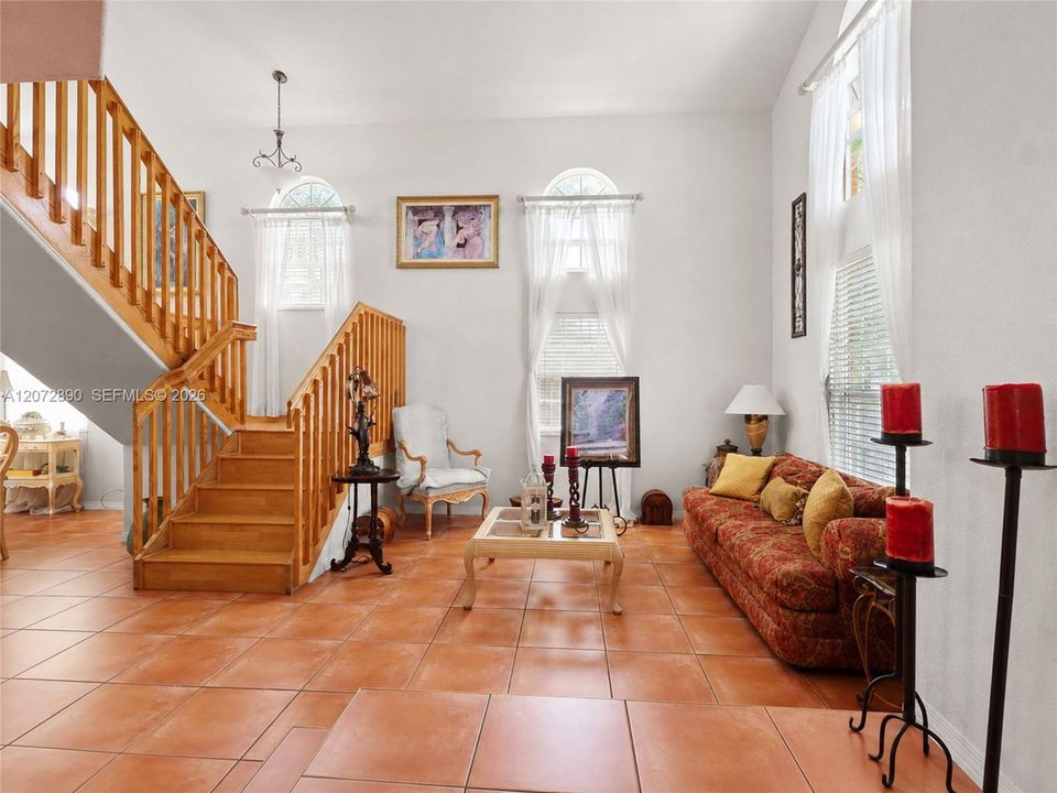 En Venta: $1,100,000 (5 camas, 3 baños, 2812 Pies cuadrados)