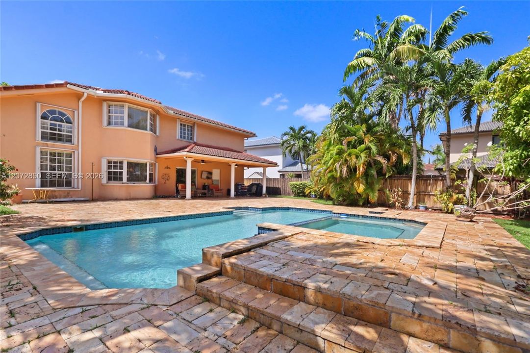 En Venta: $1,100,000 (5 camas, 3 baños, 2812 Pies cuadrados)