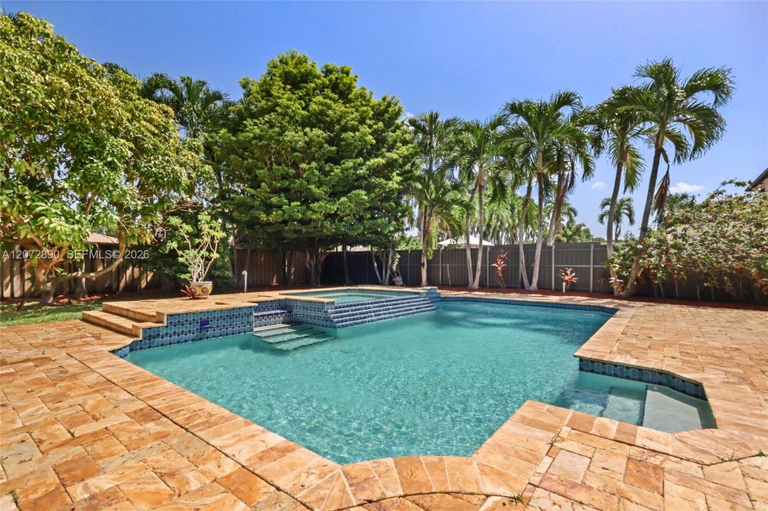 En Venta: $1,100,000 (5 camas, 3 baños, 2812 Pies cuadrados)