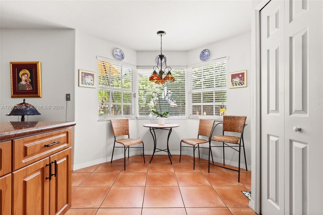 En Venta: $1,100,000 (5 camas, 3 baños, 2812 Pies cuadrados)