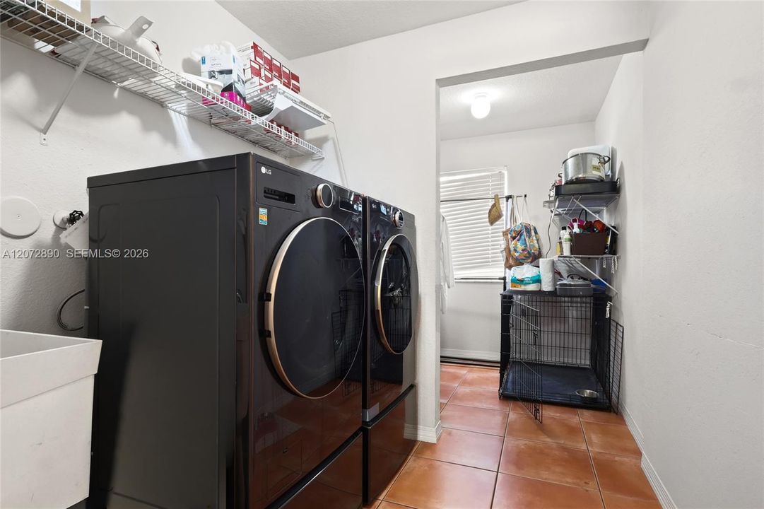 En Venta: $1,100,000 (5 camas, 3 baños, 2812 Pies cuadrados)