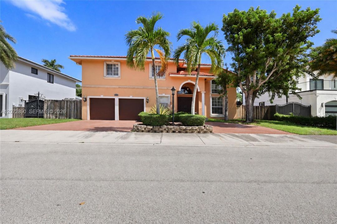 En Venta: $1,100,000 (5 camas, 3 baños, 2812 Pies cuadrados)