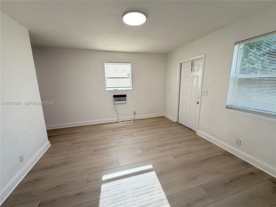 В аренду: $1,800 (2 спален, 1 ванн, 750 Квадратных фут)