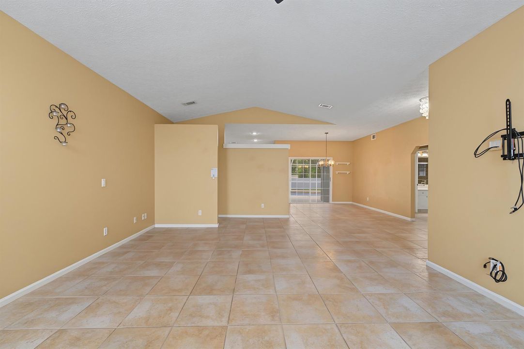 Living Area/Dining