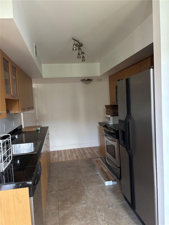 For Rent: $2,300 (2 beds, 1 baths, 1020 Square Feet)
