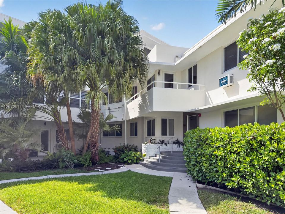 For Sale: $864,000 (2 beds, 1 baths, 1060 Square Feet)