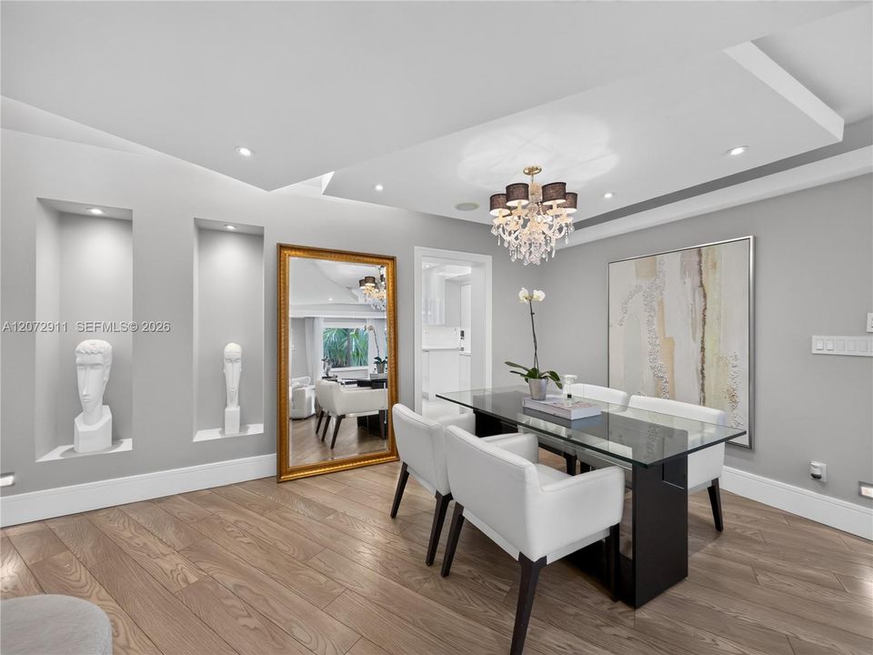 For Sale: $864,000 (2 beds, 1 baths, 1060 Square Feet)