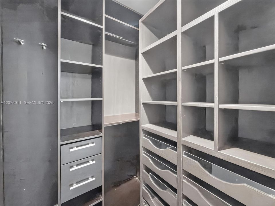 For Sale: $864,000 (2 beds, 1 baths, 1060 Square Feet)