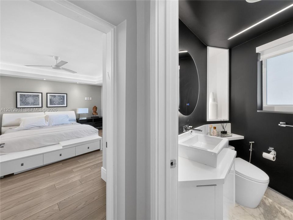 For Sale: $864,000 (2 beds, 1 baths, 1060 Square Feet)