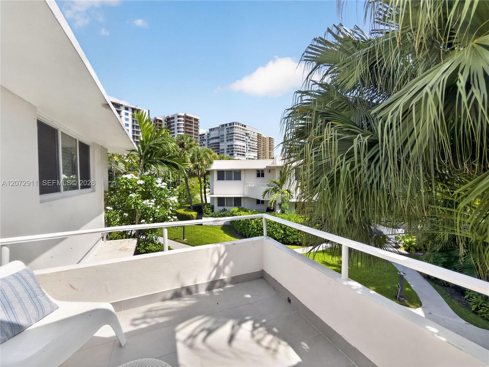For Sale: $864,000 (2 beds, 1 baths, 1060 Square Feet)